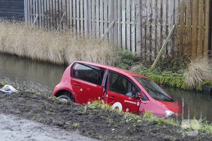 Auto belandt in sloot