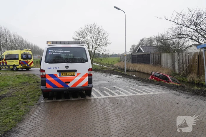 Auto belandt in sloot