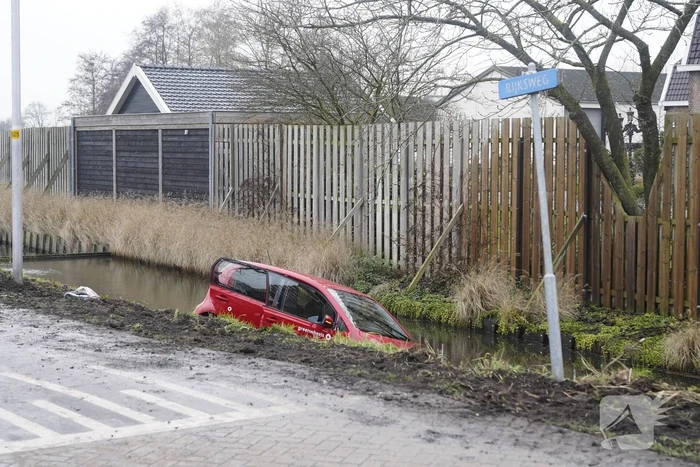 Auto belandt in sloot