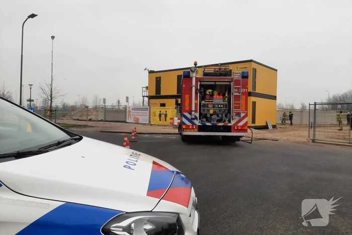 Brandweer blust brand in keet