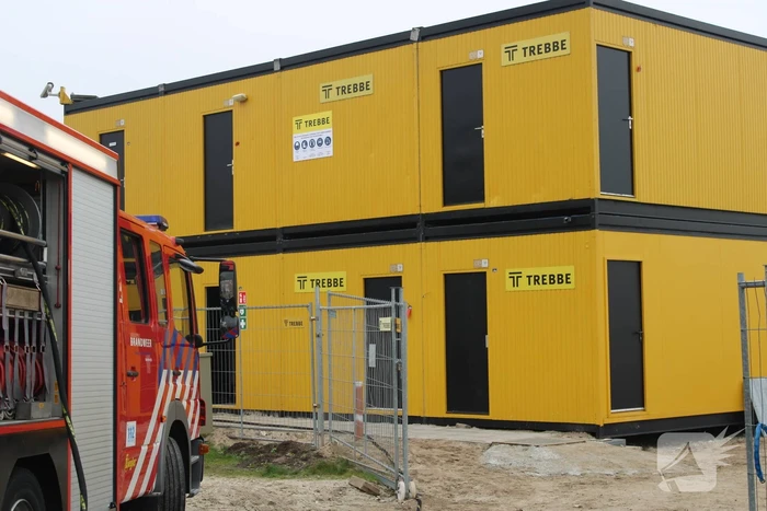 Brandweer blust brand in keet