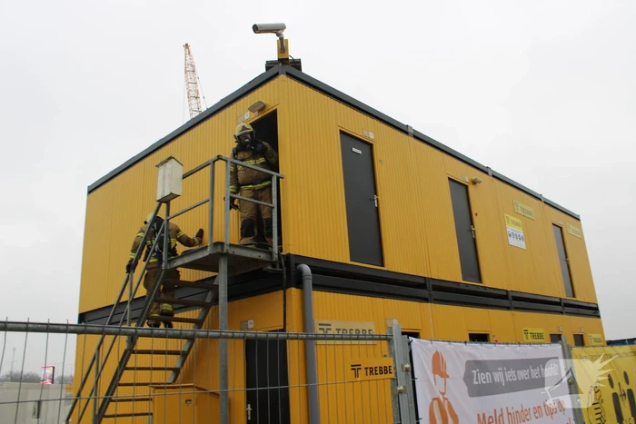 Brandweer blust brand in keet