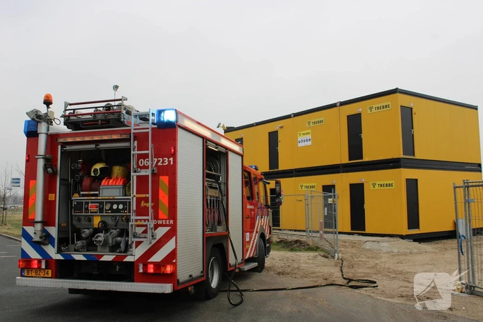 Brandweer blust brand in keet
