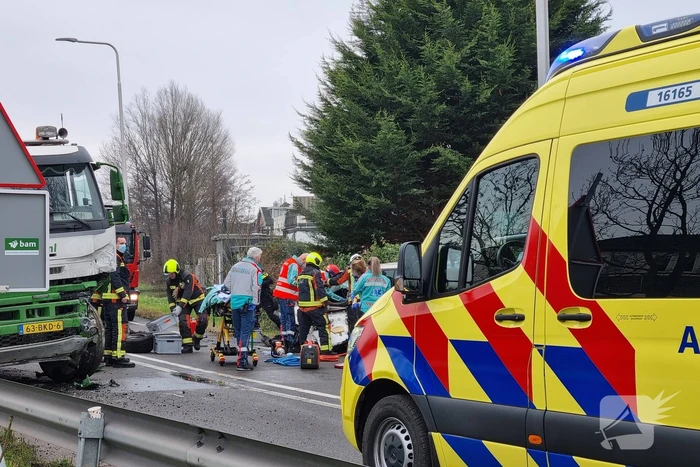 Frontale botsing tussen auto en vrachtwagen