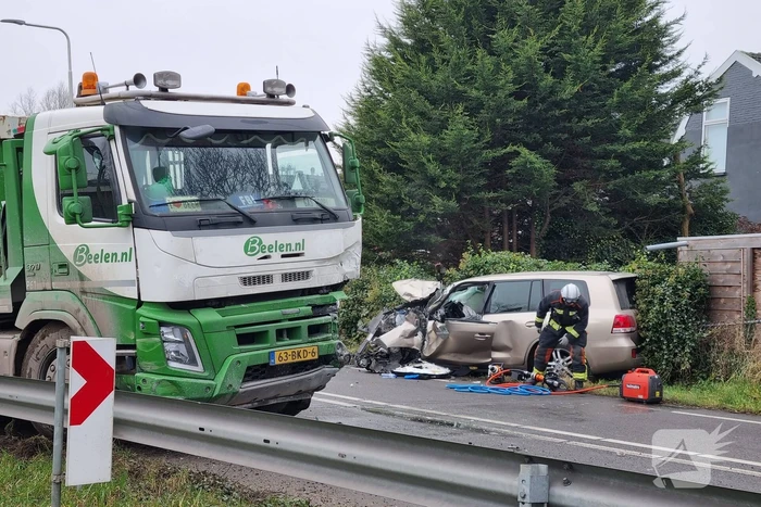 Frontale botsing tussen auto en vrachtwagen