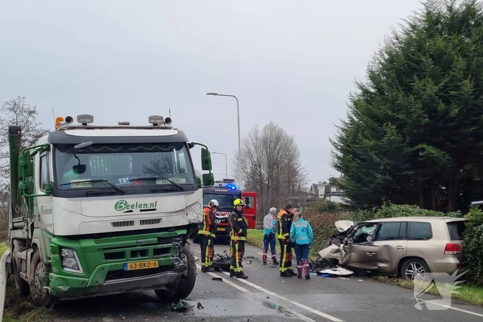 Frontale botsing tussen auto en vrachtwagen
