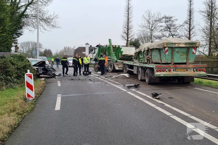 Frontale botsing tussen auto en vrachtwagen
