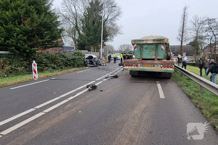 Frontale botsing tussen auto en vrachtwagen