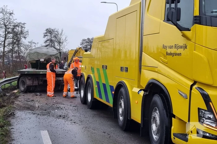 Frontale botsing tussen auto en vrachtwagen