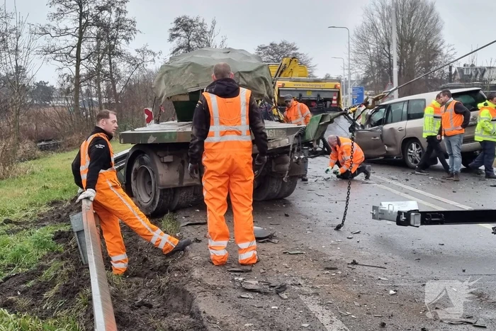 Frontale botsing tussen auto en vrachtwagen