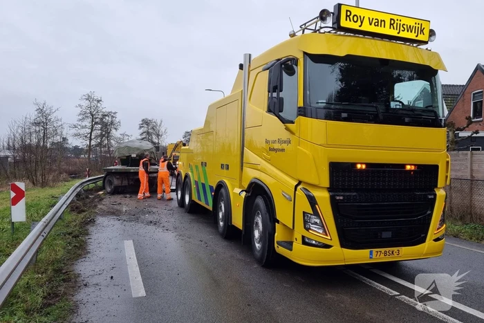 Frontale botsing tussen auto en vrachtwagen