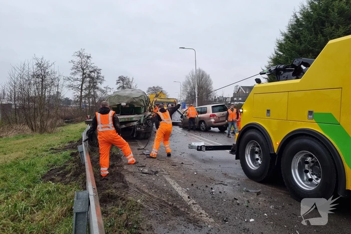Frontale botsing tussen auto en vrachtwagen