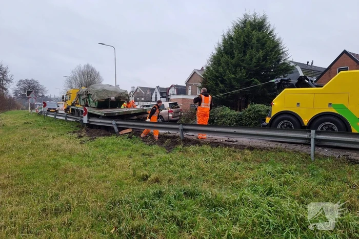Frontale botsing tussen auto en vrachtwagen