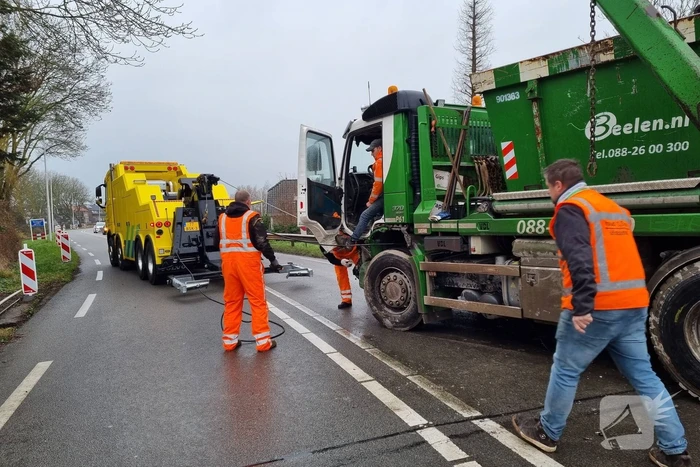 Frontale botsing tussen auto en vrachtwagen