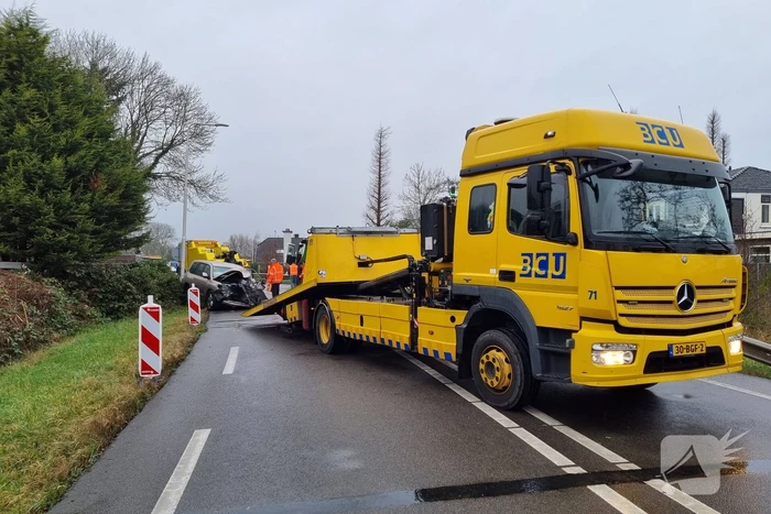 Frontale botsing tussen auto en vrachtwagen