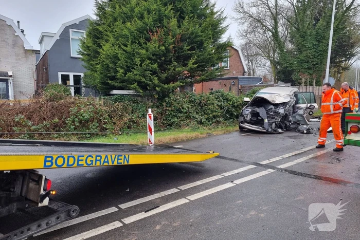 Frontale botsing tussen auto en vrachtwagen
