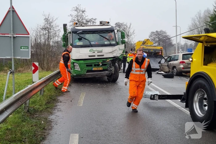 Frontale botsing tussen auto en vrachtwagen