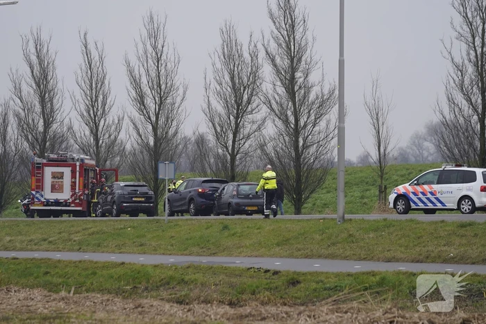 Schade na kop-staartbotsing tussen drie voertuigen