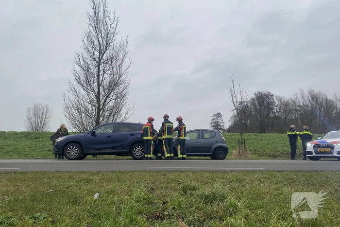 Schade na kop-staartbotsing tussen drie voertuigen
