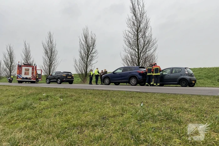 Schade na kop-staartbotsing tussen drie voertuigen