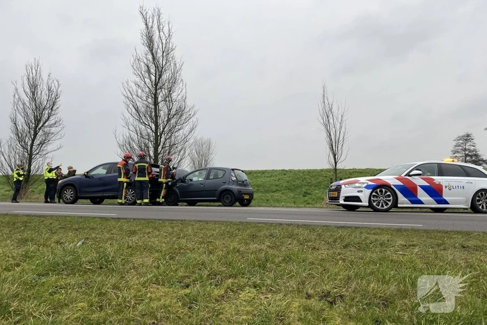 Schade na kop-staartbotsing tussen drie voertuigen