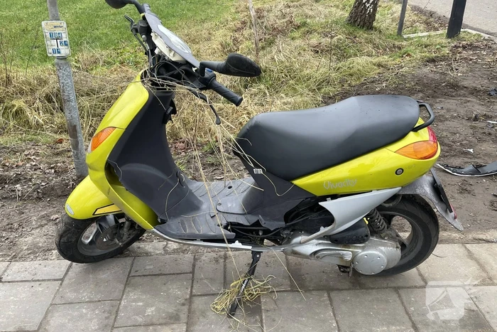Scooterrijder belandt in sloot na crash