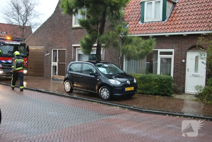 Auto rijdt zich vast op bussluis