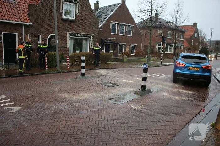 Auto rijdt zich vast op bussluis