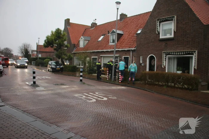 Auto rijdt zich vast op bussluis
