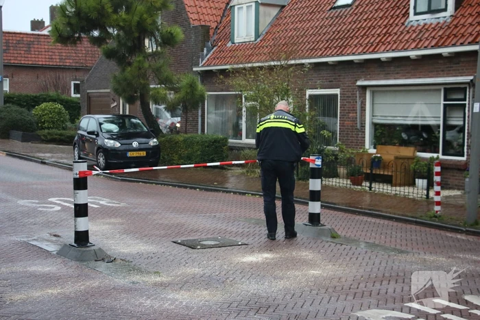 Auto rijdt zich vast op bussluis