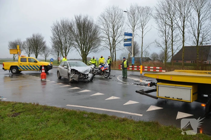 Veel schade na botsing tussen twee voertuigen