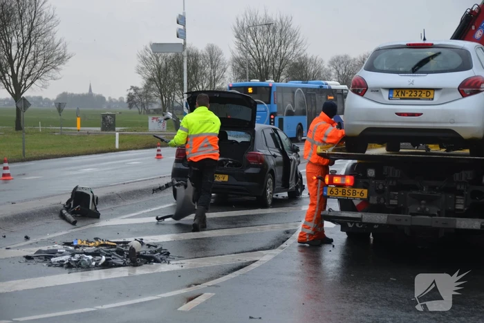Veel schade na botsing tussen twee voertuigen