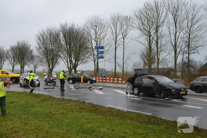 Veel schade na botsing tussen twee voertuigen