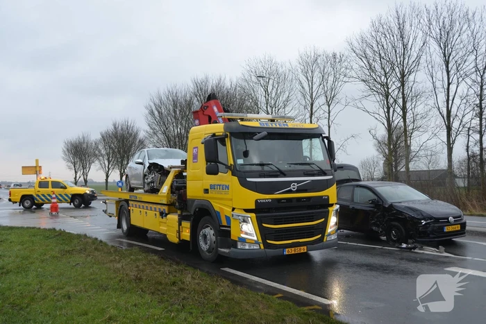 Veel schade na botsing tussen twee voertuigen
