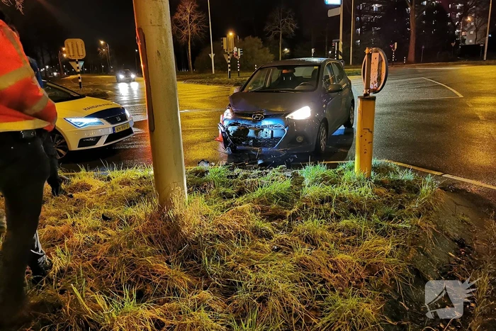 Auto tegen lantaarnpaal na ongeval