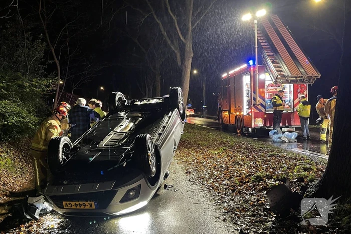 Automobilist botst tegen boom en slaat over de kop