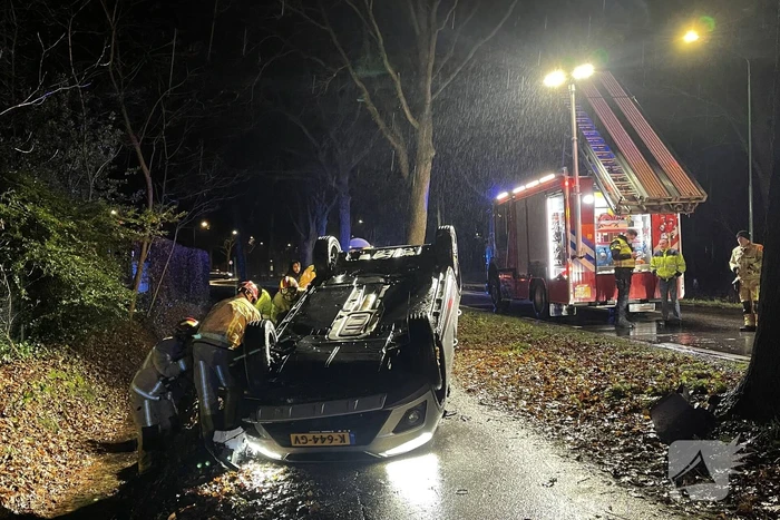 Automobilist botst tegen boom en slaat over de kop
