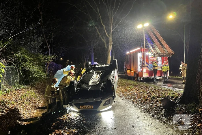 Automobilist botst tegen boom en slaat over de kop