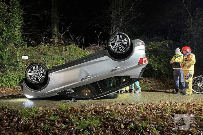Automobilist botst tegen boom en slaat over de kop