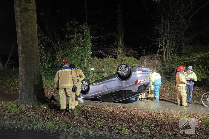 Automobilist botst tegen boom en slaat over de kop