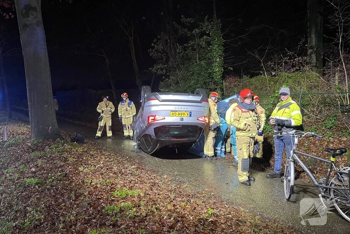 Automobilist botst tegen boom en slaat over de kop