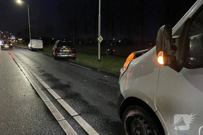Kop-staart botsing tussen meerdere voertuigen