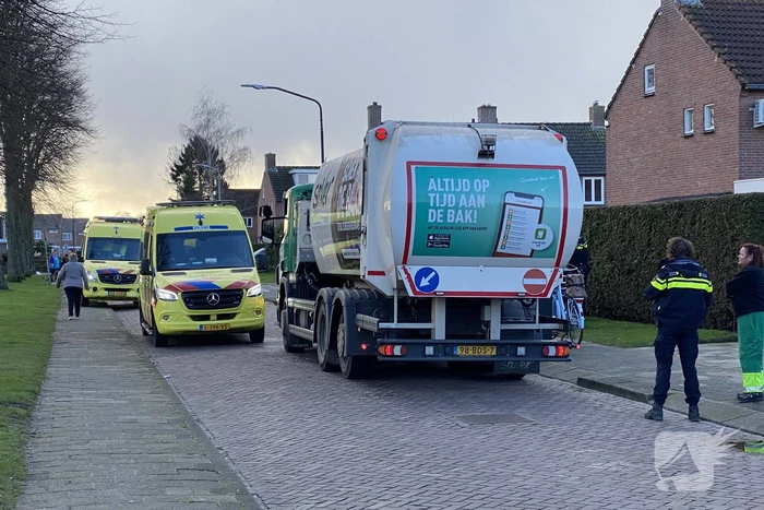 Fietsster botst tegen arm van vuilniswagen en raakt gewond