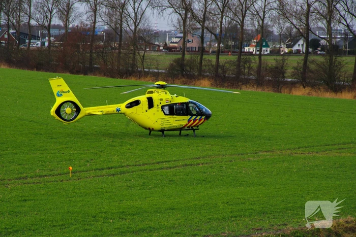 Personenauto botst achterop trailer van vrachtwagen