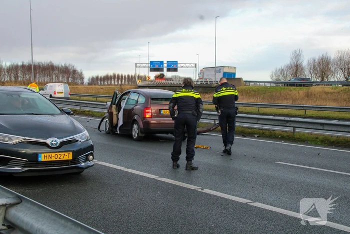 Personenauto botst achterop trailer van vrachtwagen