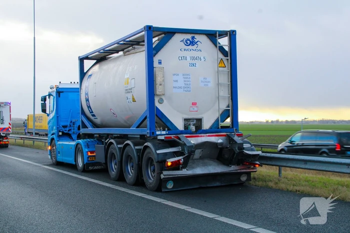 Personenauto botst achterop trailer van vrachtwagen