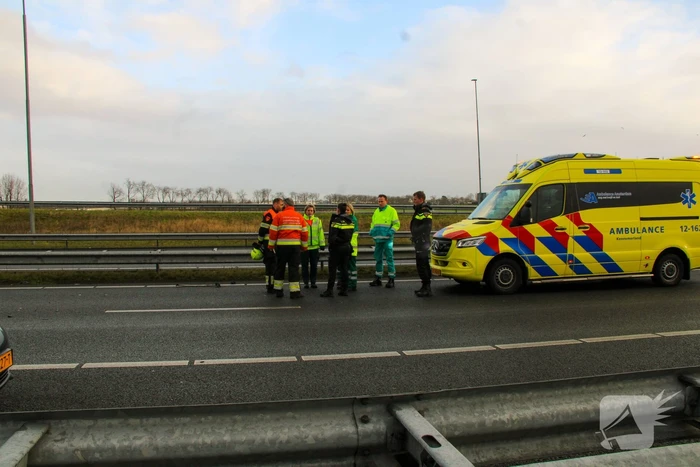 Personenauto botst achterop trailer van vrachtwagen