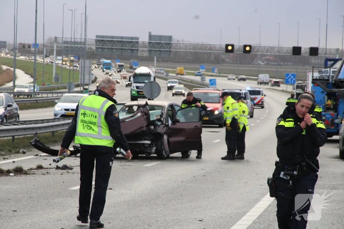 Personenauto botst achterop trailer van vrachtwagen