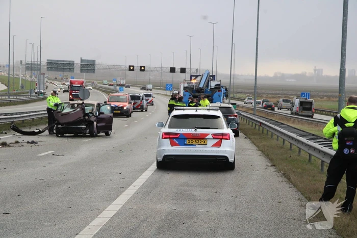 Personenauto botst achterop trailer van vrachtwagen