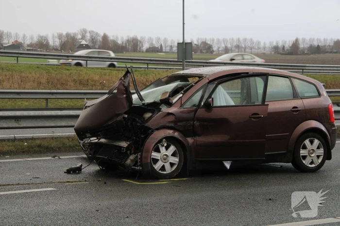Personenauto botst achterop trailer van vrachtwagen
